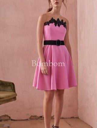 Vestido corto de ceremonia rosa con apliques negros Herysa D0852 - Imagen 1