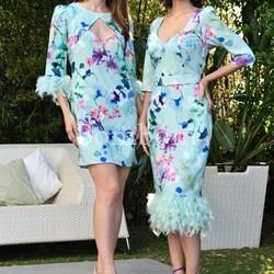 Vestido corto turquesa con plumas - Imagen 2