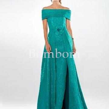 Vestido de madrina color rojo con sobrefalda y cuello barco - Imagen 1