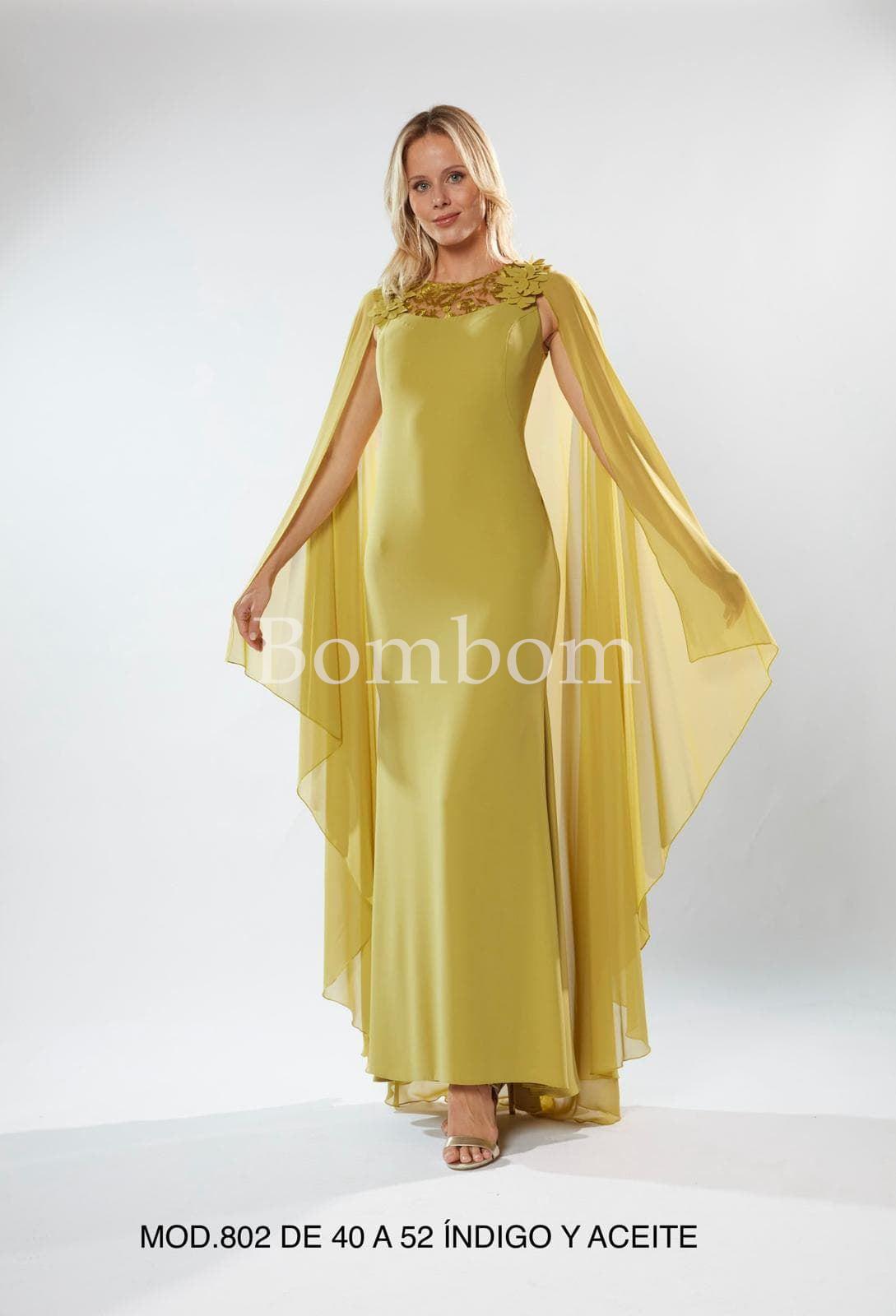 Vestido de madrina con capa verde - Imagen 1