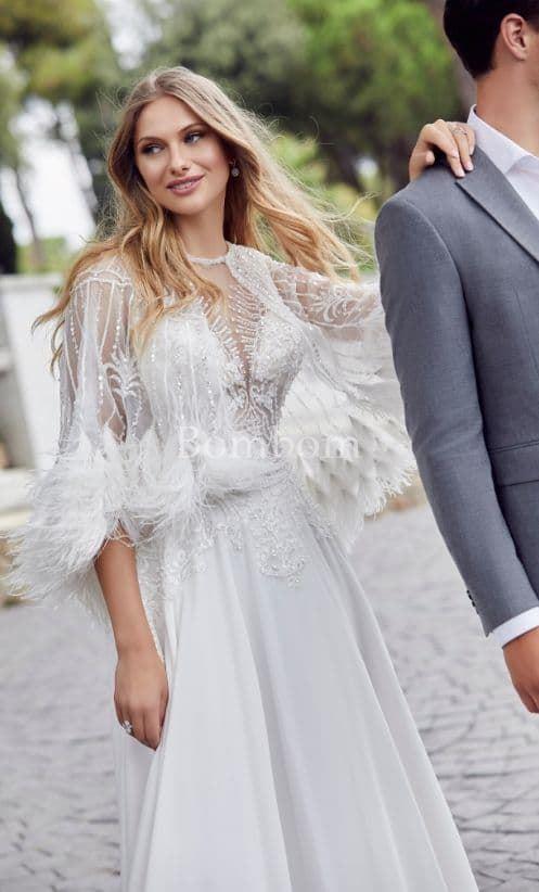 Vestido de novia blanco bordado con #capa bordada con plumas - Imagen 3