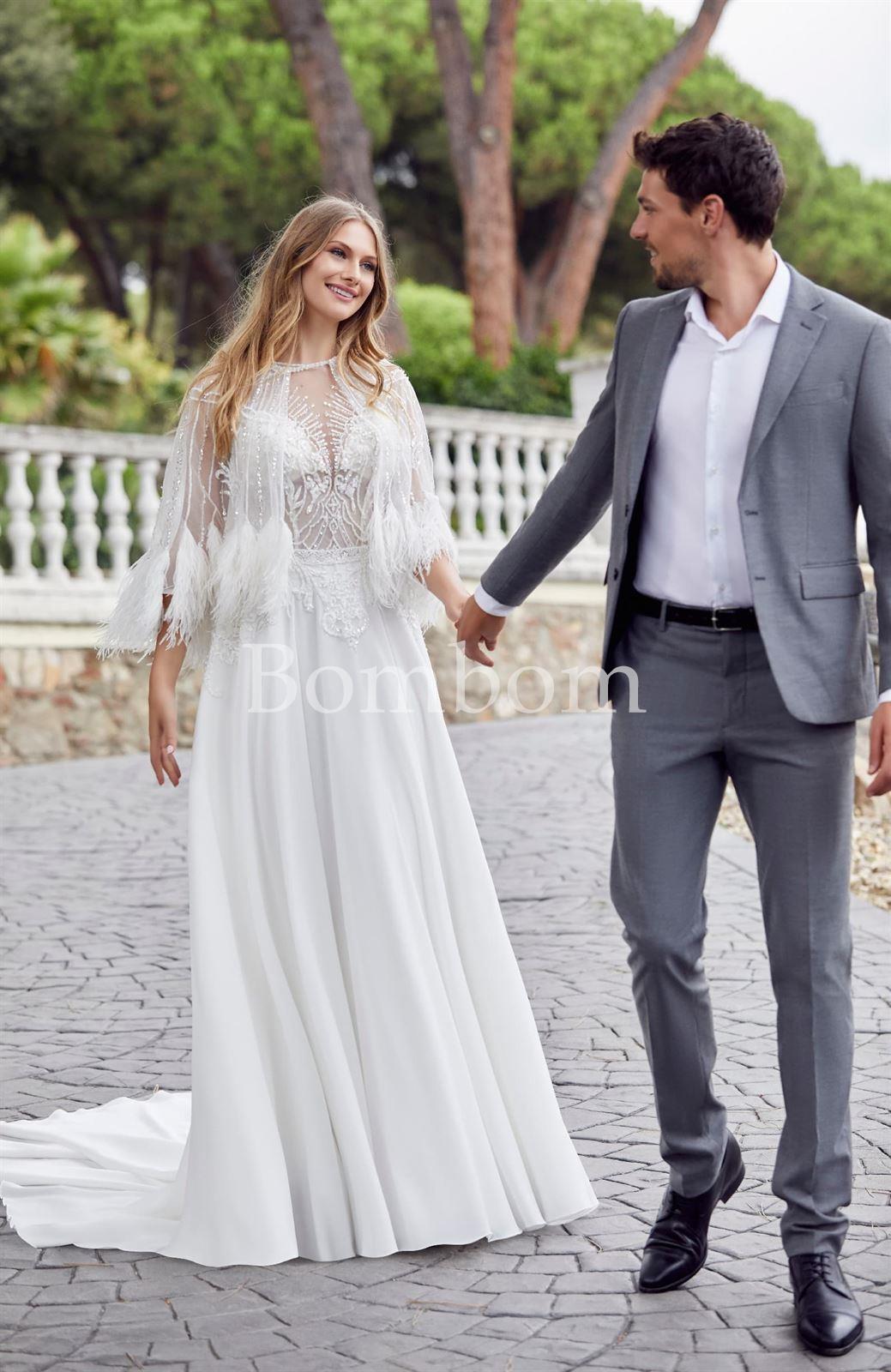 Vestido de novia blanco bordado con #capa bordada con plumas - Imagen 4