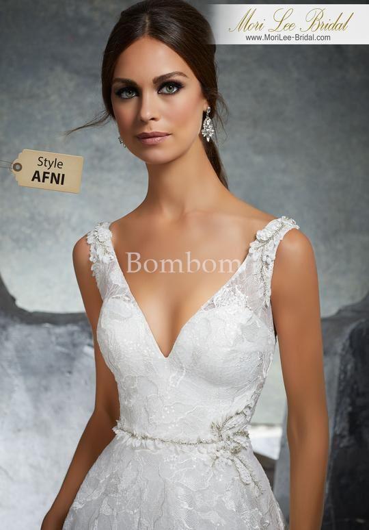 Vestido de novia blanco con flores bordadas corte a - Imagen 3