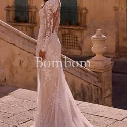 Vestido de novia blanco con mangas espalda descubierta con pedreria colección 2025 - Imagen 1