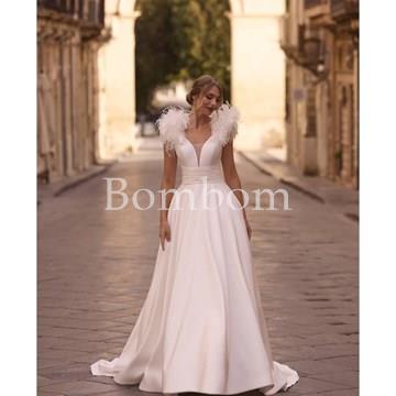 Vestido de novia blanco liso con plumas - Imagen 1