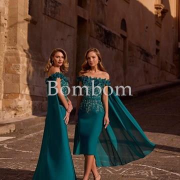 #Vestido largo de madrina color verde pato elegante y juvenil con capa veni infantino - Imagen 2